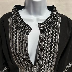 Women’s black short sleeve shirt with a white Bohemian print. size XL, V Neck